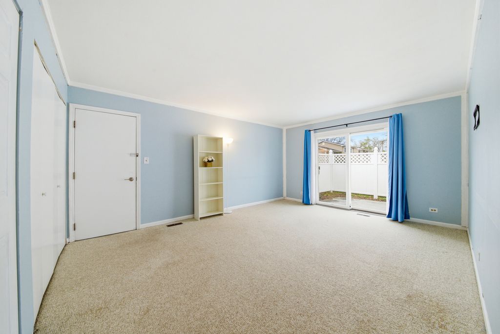 Image 4 of property listing at 1416 Westbury Drive, Hoffman Estates, IL 60192