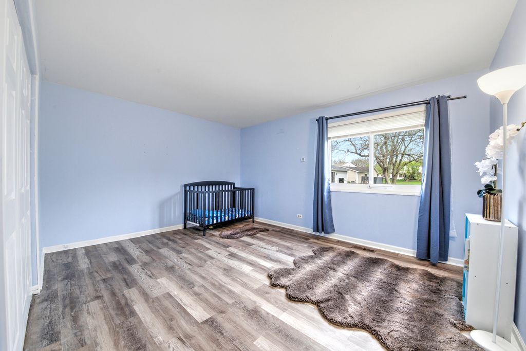 Image 5 of property listing at 1416 Westbury Drive, Hoffman Estates, IL 60192