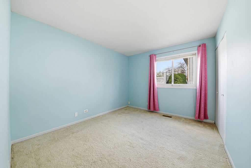 Image 6 of property listing at 1416 Westbury Drive, Hoffman Estates, IL 60192