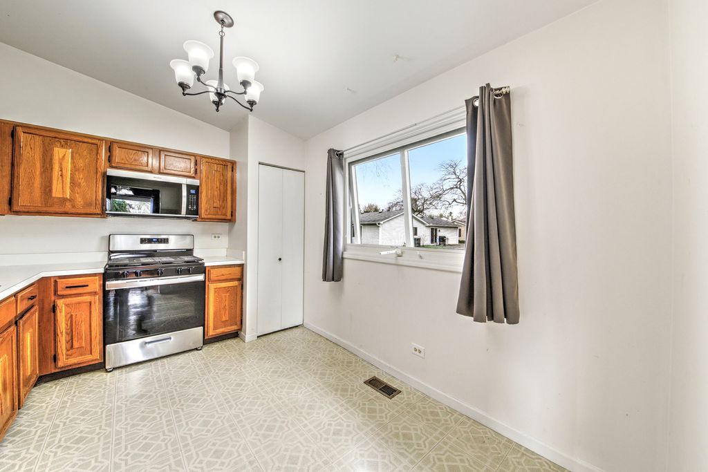 Image 7 of property listing at 1416 Westbury Drive, Hoffman Estates, IL 60192