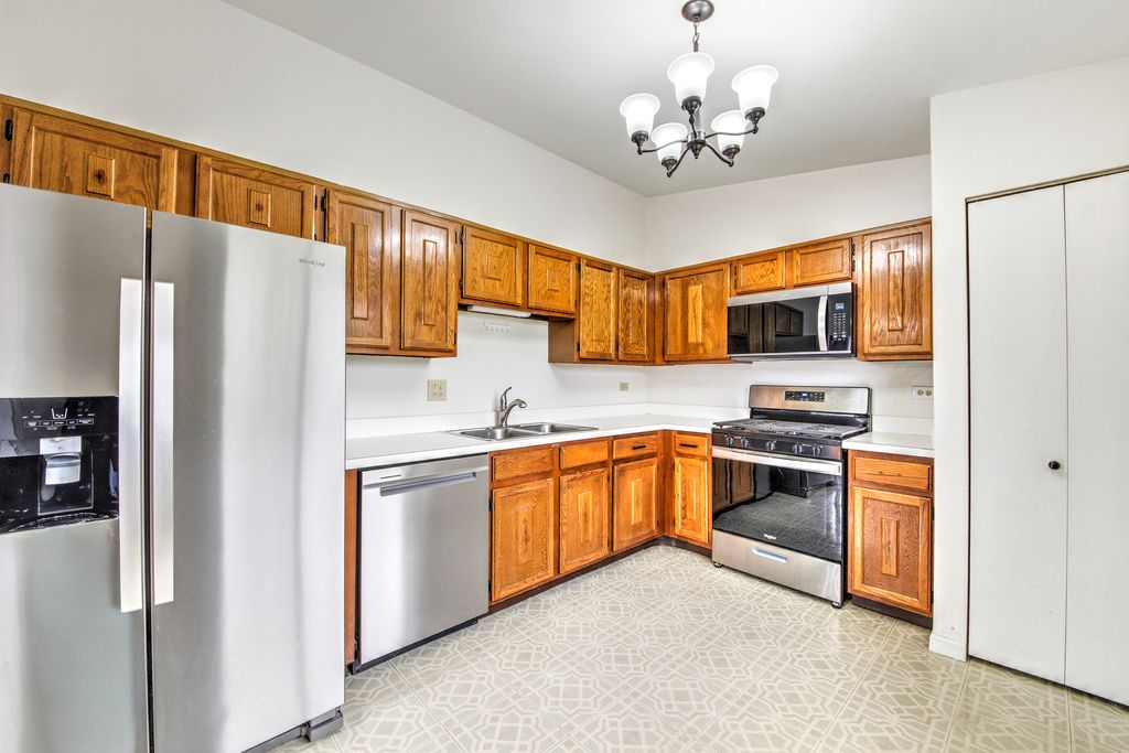 Image 8 of property listing at 1416 Westbury Drive, Hoffman Estates, IL 60192