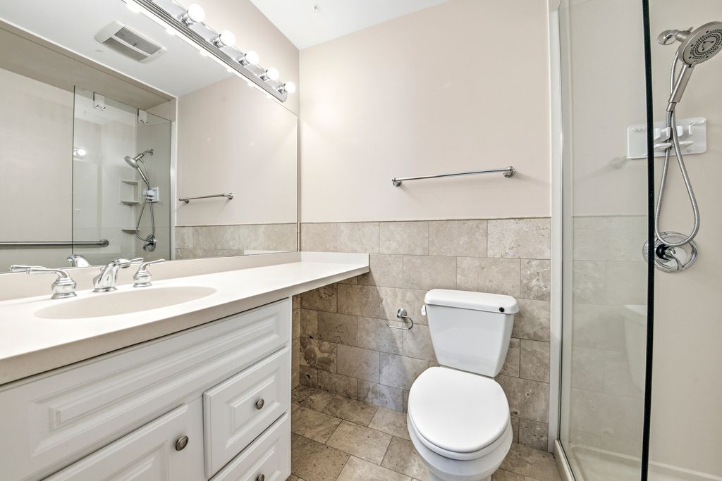 Image 9 of property listing at 1416 Westbury Drive, Hoffman Estates, IL 60192