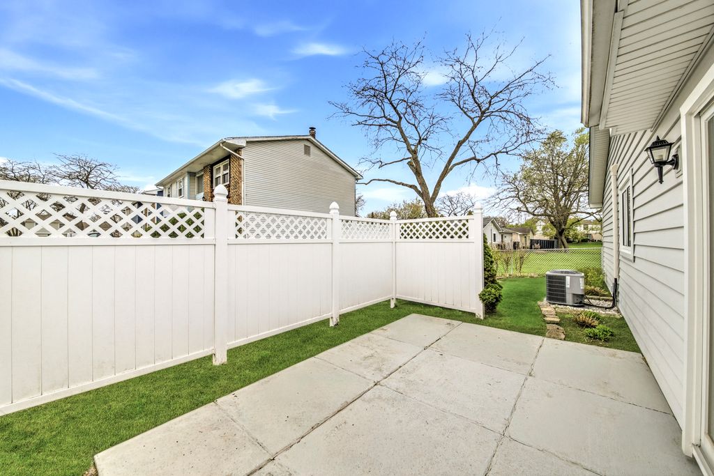 Image 10 of property listing at 1416 Westbury Drive, Hoffman Estates, IL 60192