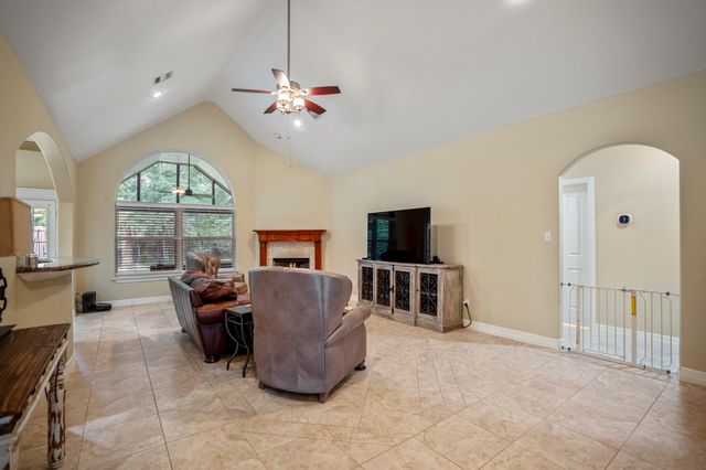 499 Royal Navigator Road, Montgomery, TX 77316
