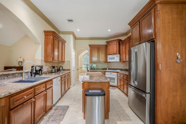 499 Royal Navigator Road, Montgomery, TX 77316