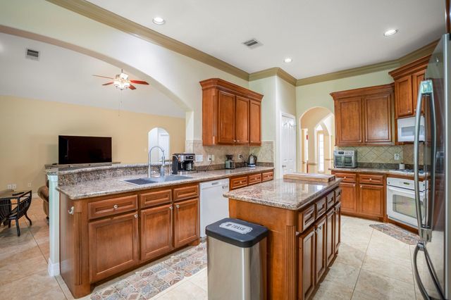 499 Royal Navigator Road, Montgomery, TX 77316
