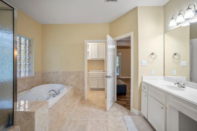 499 Royal Navigator Road, Montgomery, TX 77316