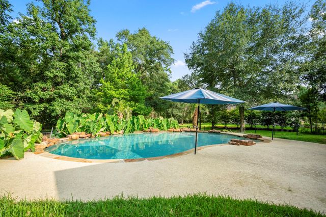 499 Royal Navigator Road, Montgomery, TX 77316