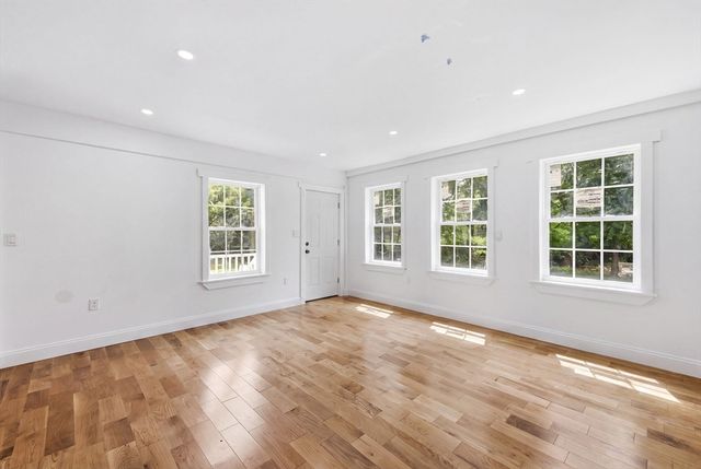 26 Parallel St, Salem, MA 01970