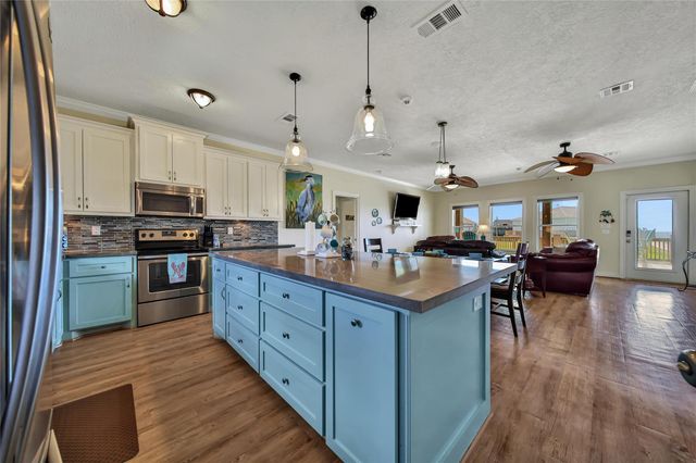 2019 Vista Drive, Crystal Beach, TX 77650