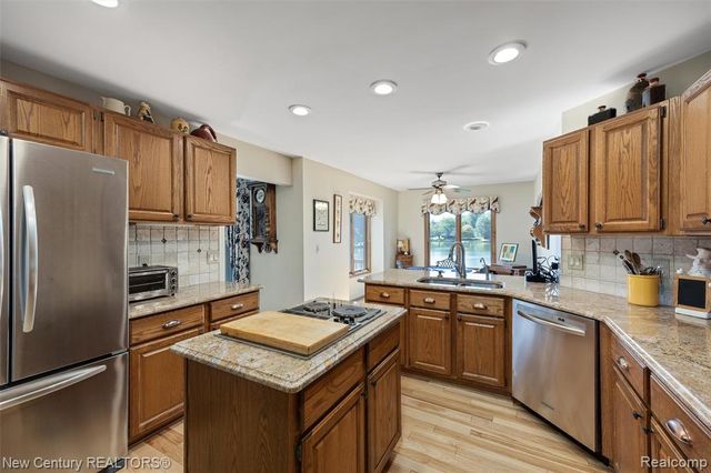 4071 Chevron Drive, Highland, MI 48356