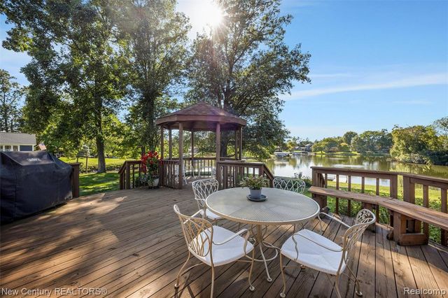 4071 Chevron Drive, Highland, MI 48356