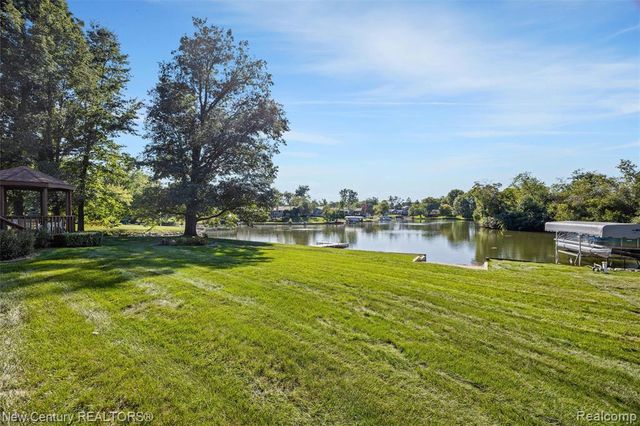 4071 Chevron Drive, Highland, MI 48356