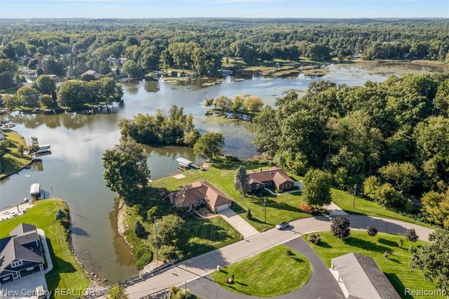 4071 Chevron Drive, Highland, MI 48356
