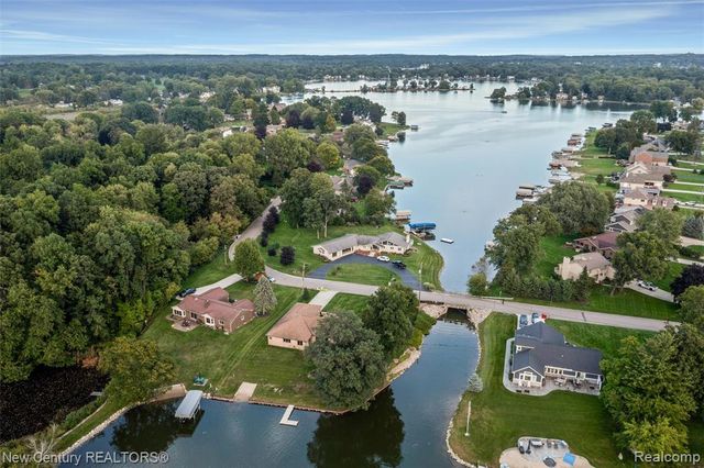 4071 Chevron Drive, Highland, MI 48356