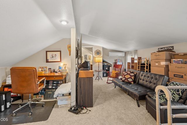 667 Rose Valley Court, Central Point, OR 97502