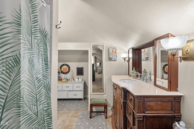 667 Rose Valley Court, Central Point, OR 97502