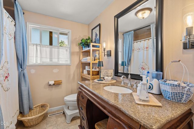 667 Rose Valley Court, Central Point, OR 97502