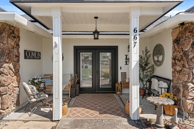 667 Rose Valley Court, Central Point, OR 97502