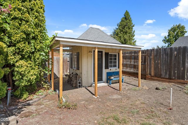 667 Rose Valley Court, Central Point, OR 97502