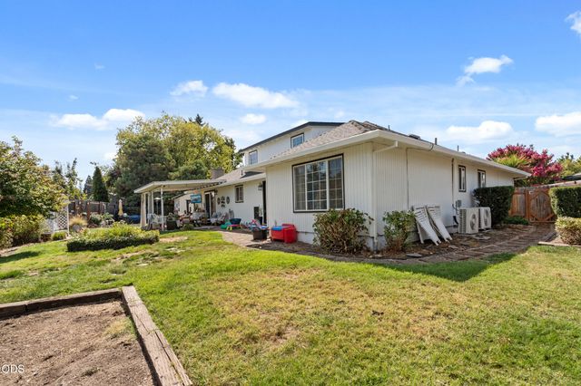 667 Rose Valley Court, Central Point, OR 97502