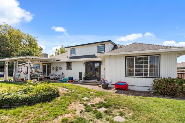 667 Rose Valley Court, Central Point, OR 97502