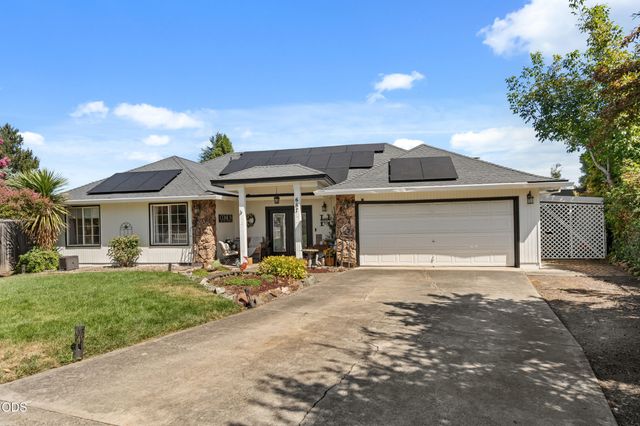 667 Rose Valley Court, Central Point, OR 97502