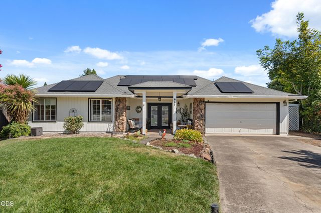 667 Rose Valley Court, Central Point, OR 97502