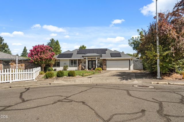 667 Rose Valley Court, Central Point, OR 97502