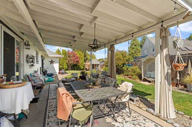 667 Rose Valley Court, Central Point, OR 97502