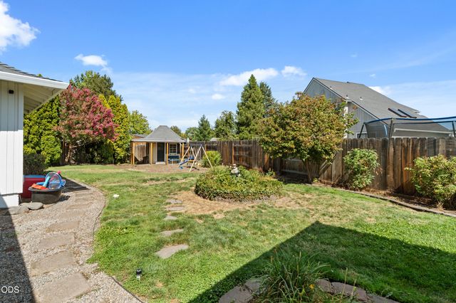 667 Rose Valley Court, Central Point, OR 97502