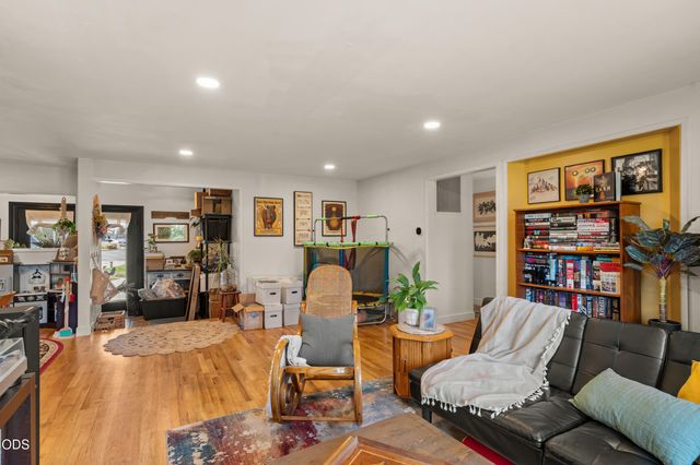 667 Rose Valley Court, Central Point, OR 97502