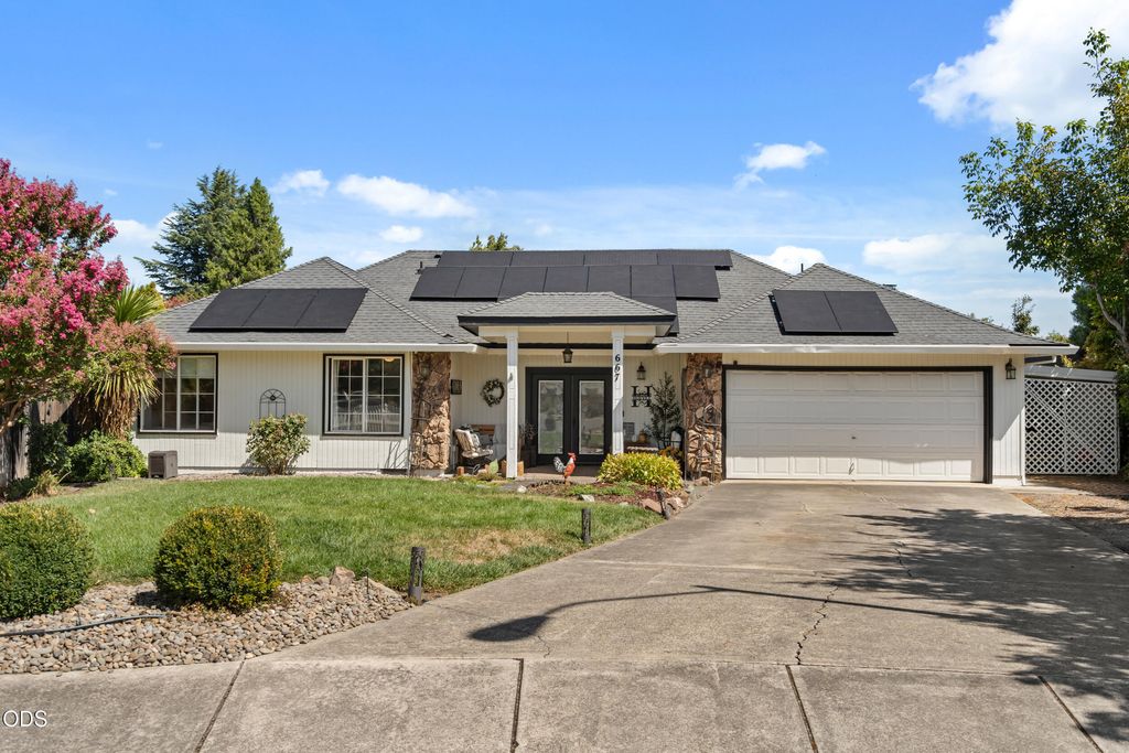 667 Rose Valley Court, Central Point, OR 97502