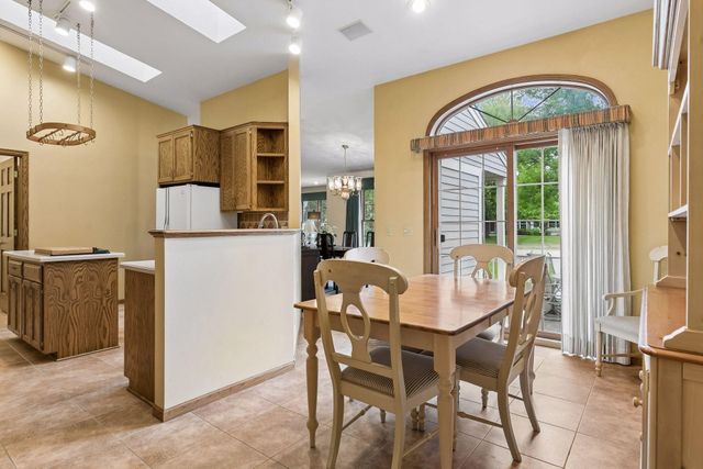 1724 Donegal Drive, Woodbury, MN 55125