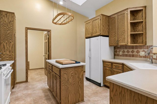 1724 Donegal Drive, Woodbury, MN 55125