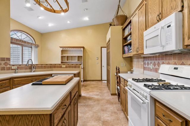 1724 Donegal Drive, Woodbury, MN 55125
