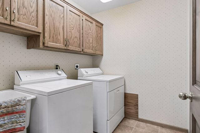 1724 Donegal Drive, Woodbury, MN 55125