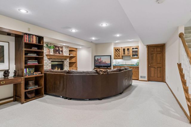 1724 Donegal Drive, Woodbury, MN 55125