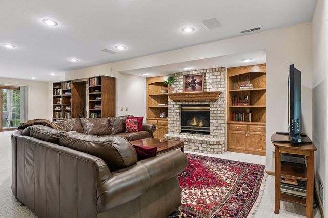 1724 Donegal Drive, Woodbury, MN 55125