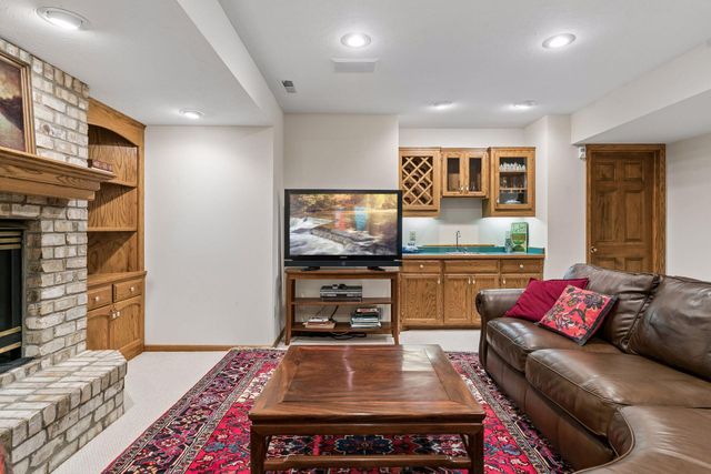 1724 Donegal Drive, Woodbury, MN 55125
