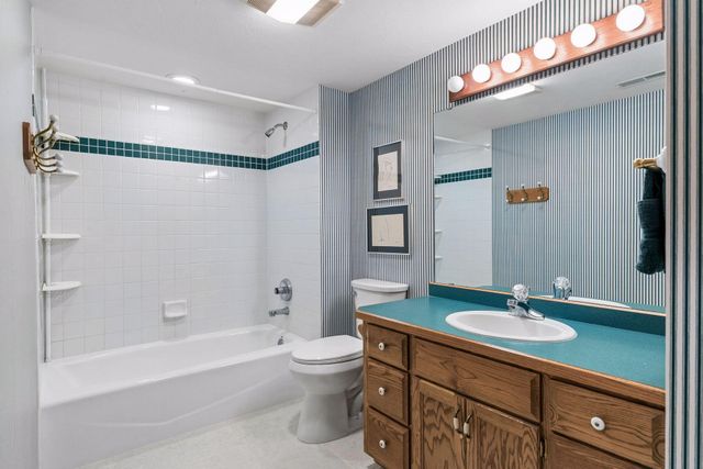 1724 Donegal Drive, Woodbury, MN 55125