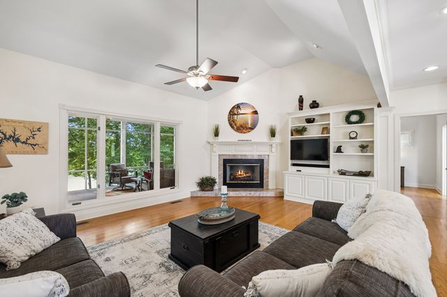 353 Waters Edge Dr, Estill Springs, TN 37330