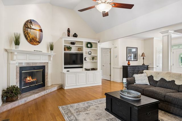 353 Waters Edge Dr, Estill Springs, TN 37330