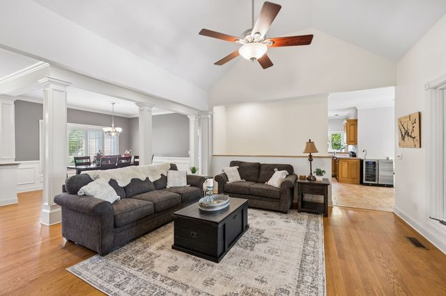 353 Waters Edge Dr, Estill Springs, TN 37330