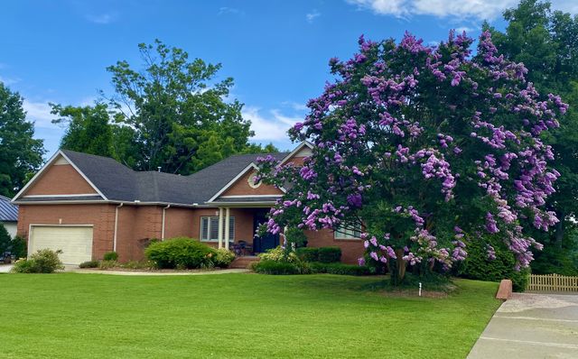 353 Waters Edge Dr, Estill Springs, TN 37330