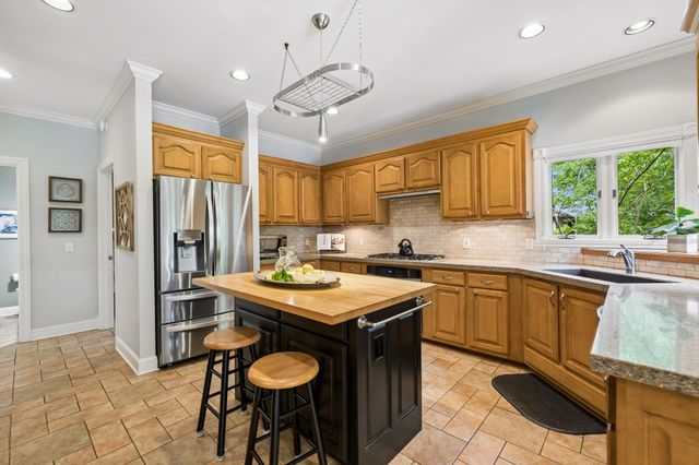 353 Waters Edge Dr, Estill Springs, TN 37330