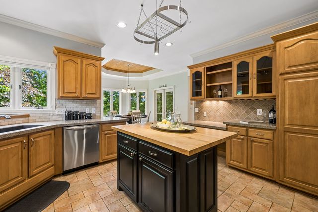 353 Waters Edge Dr, Estill Springs, TN 37330
