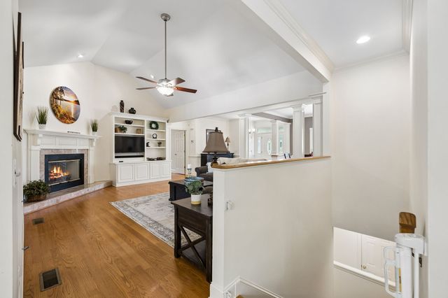 353 Waters Edge Dr, Estill Springs, TN 37330
