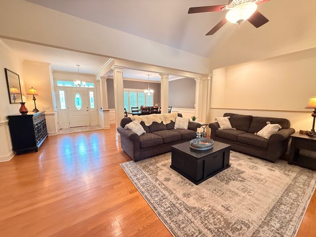 353 Waters Edge Dr, Estill Springs, TN 37330