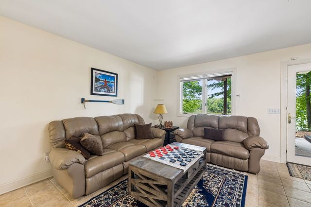 353 Waters Edge Dr, Estill Springs, TN 37330